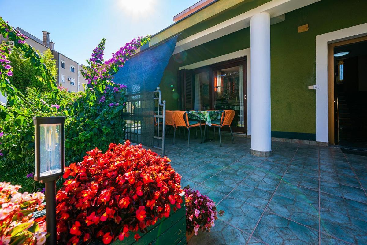 Big Swimming Pool Apartment Monvidal Pula Exterior photo