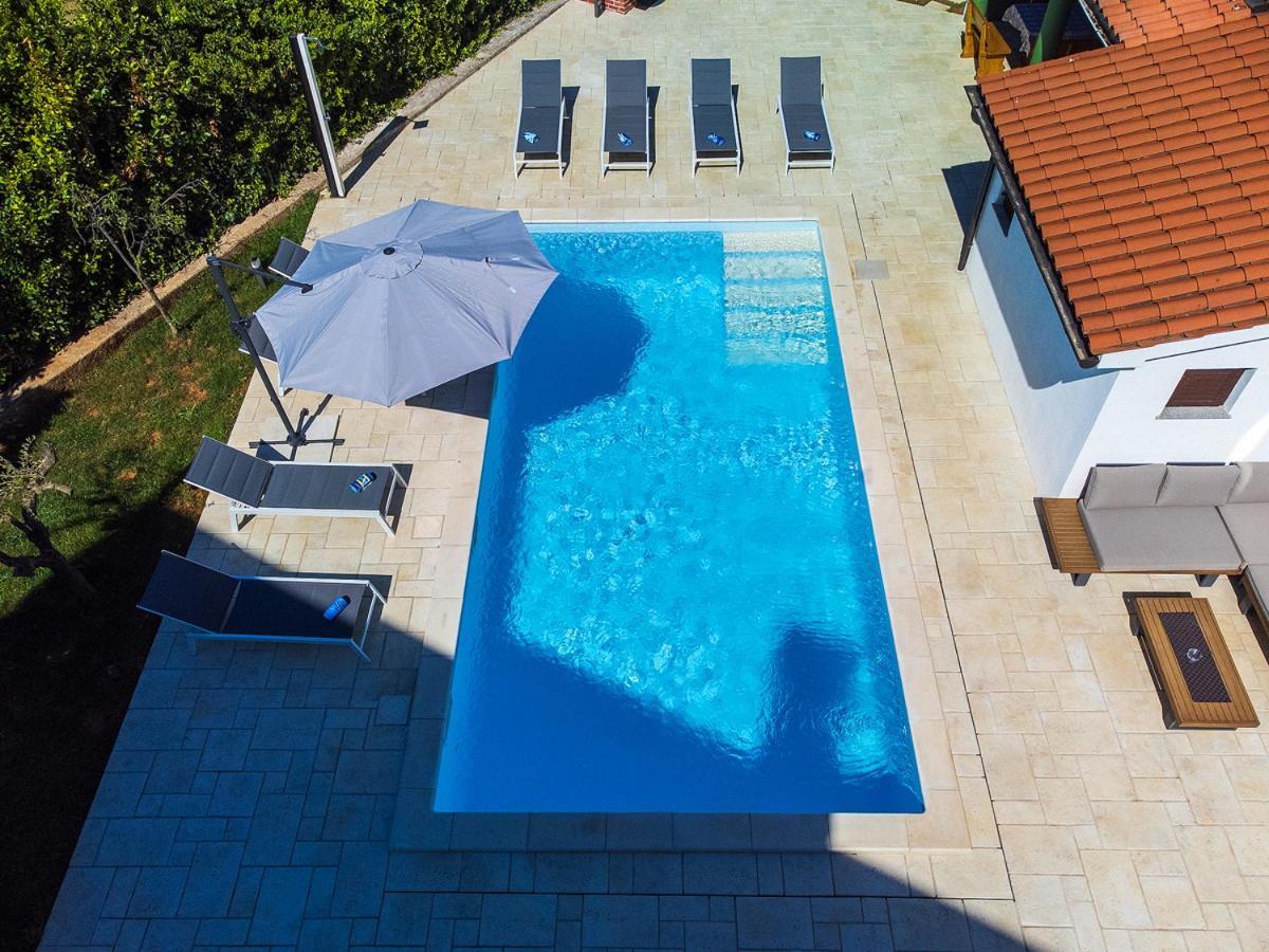 Big Swimming Pool Apartment Monvidal Pula Exterior photo