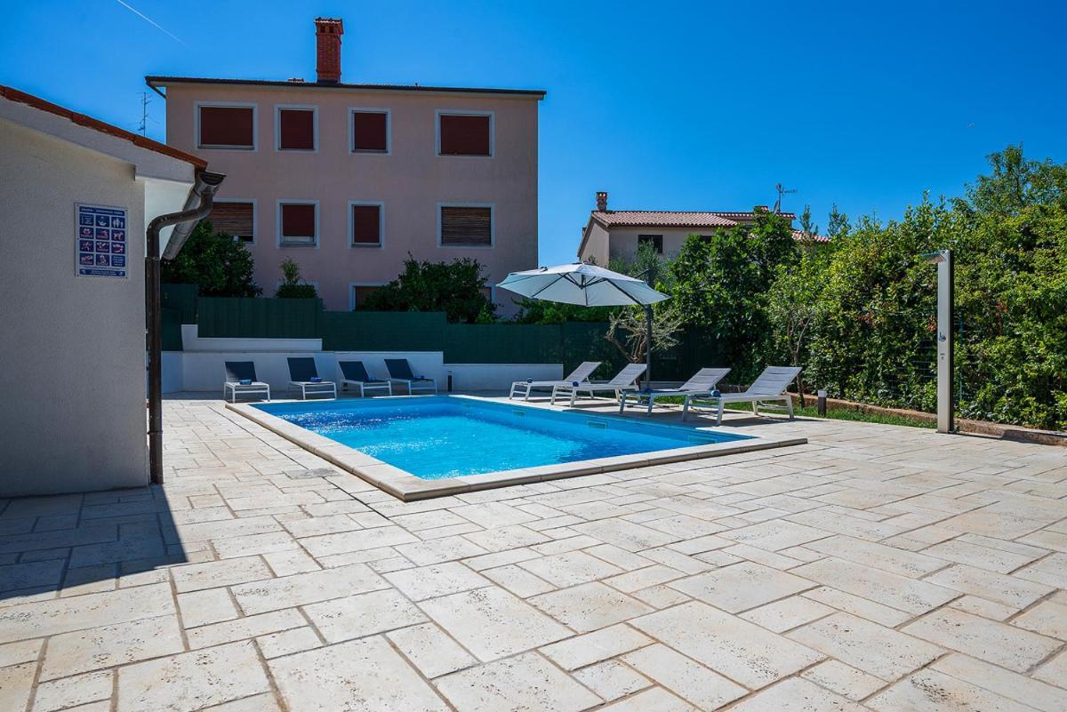 Big Swimming Pool Apartment Monvidal Pula Exterior photo
