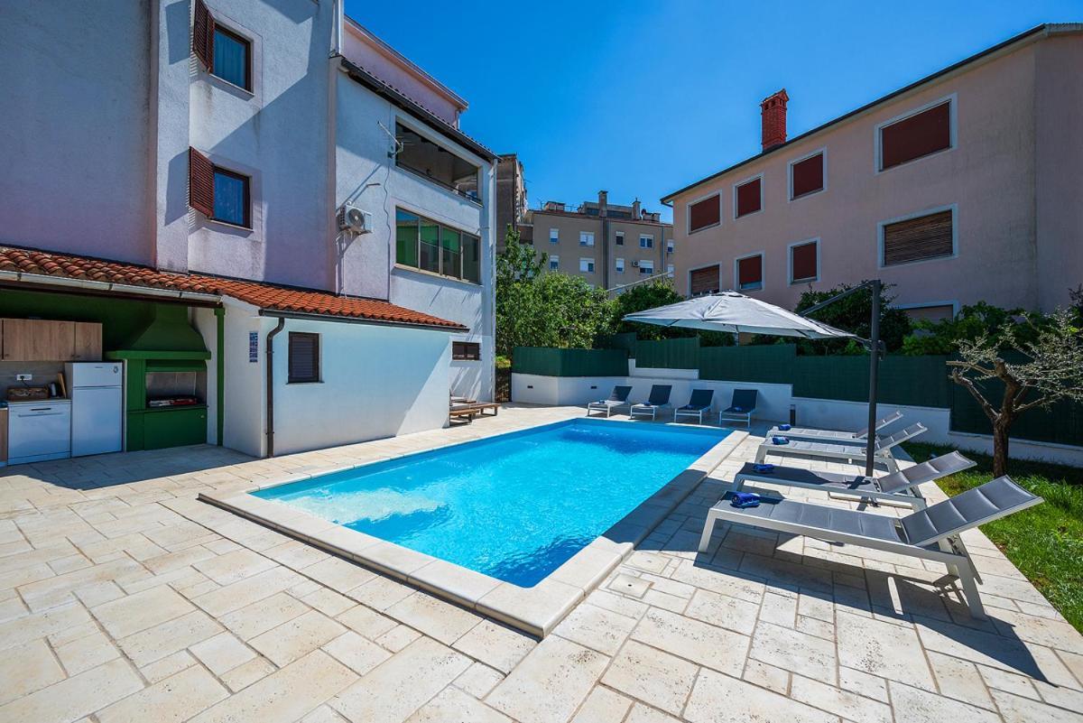 Big Swimming Pool Apartment Monvidal Pula Exterior photo