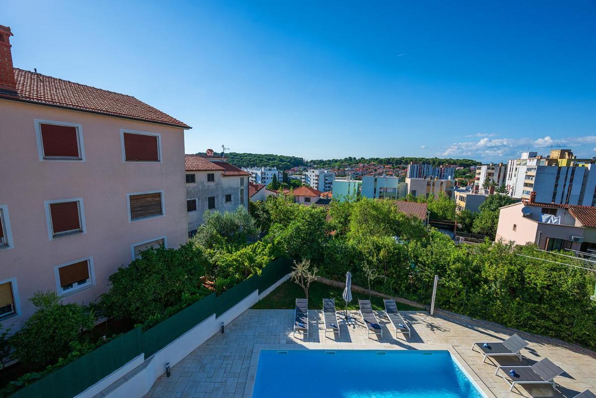 Big Swimming Pool Apartment Monvidal Pula Exterior photo