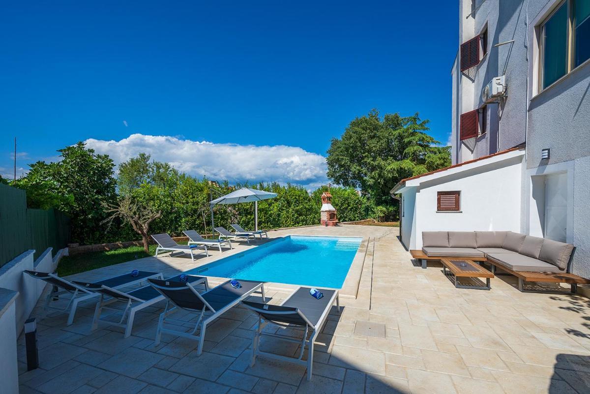 Big Swimming Pool Apartment Monvidal Pula Exterior photo